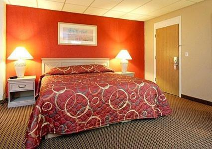 Econo Lodge Inn & Suites Walnut Room photo